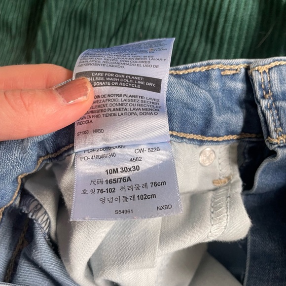 Denizen from Levi’s Mid Rise Slim Jeans Light Wash - Picture 3 of 5